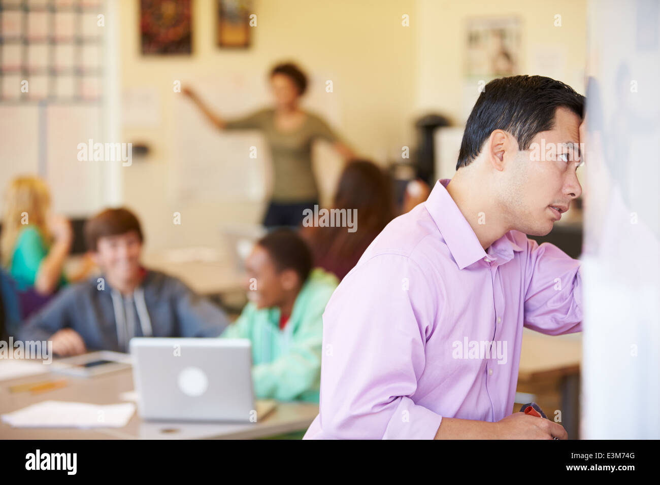 Ha sottolineato di alta scuola insegnante tenta di classe Control Foto Stock