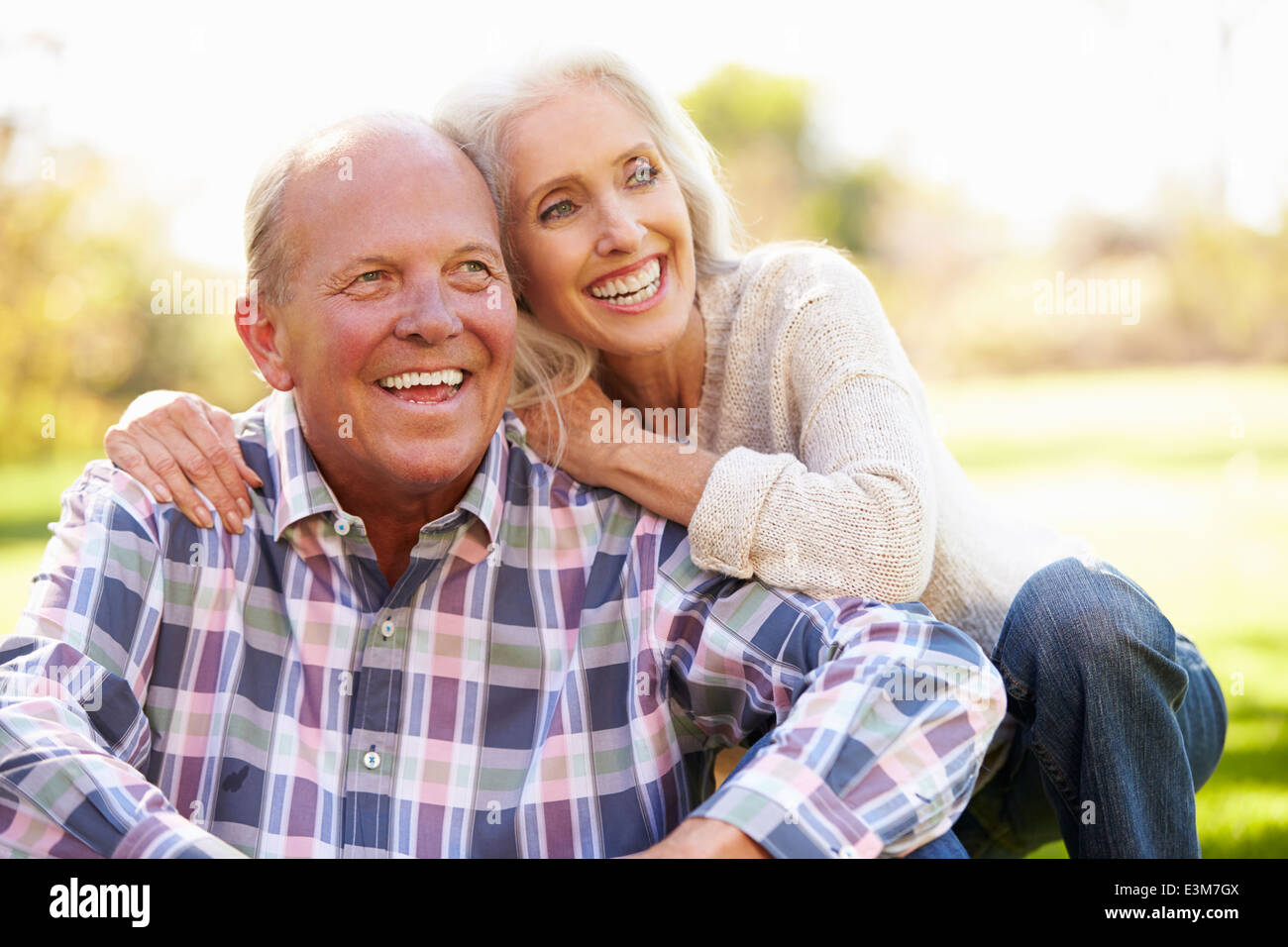 Coppia senior relax nel paesaggio autunnale Foto Stock