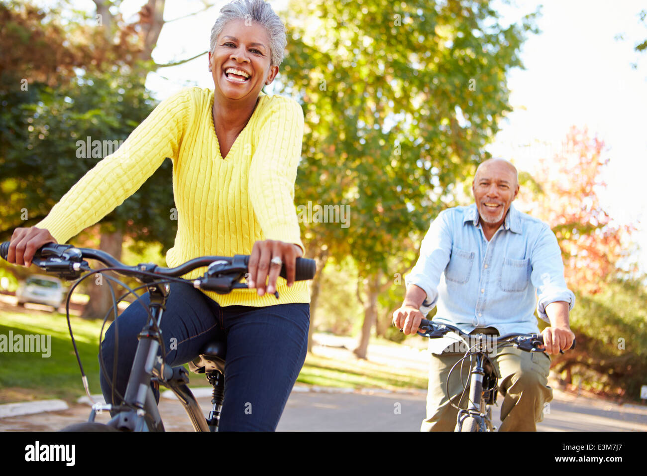 Coppia senior sul tragitto in bicicletta in campagna Foto Stock