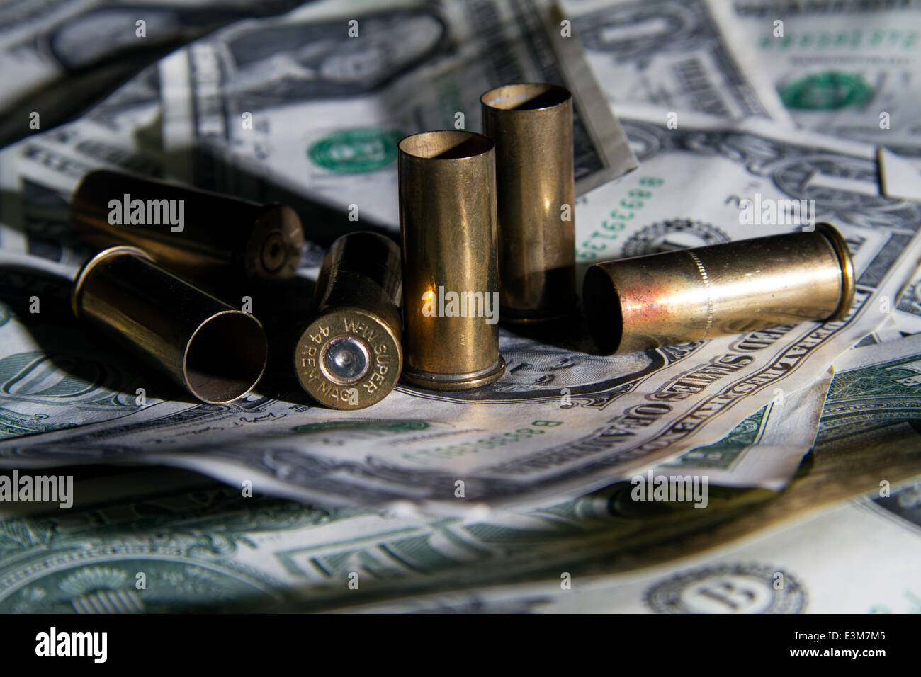 Involucri punto su una pila di American uno le fatture del dollaro Foto Stock
