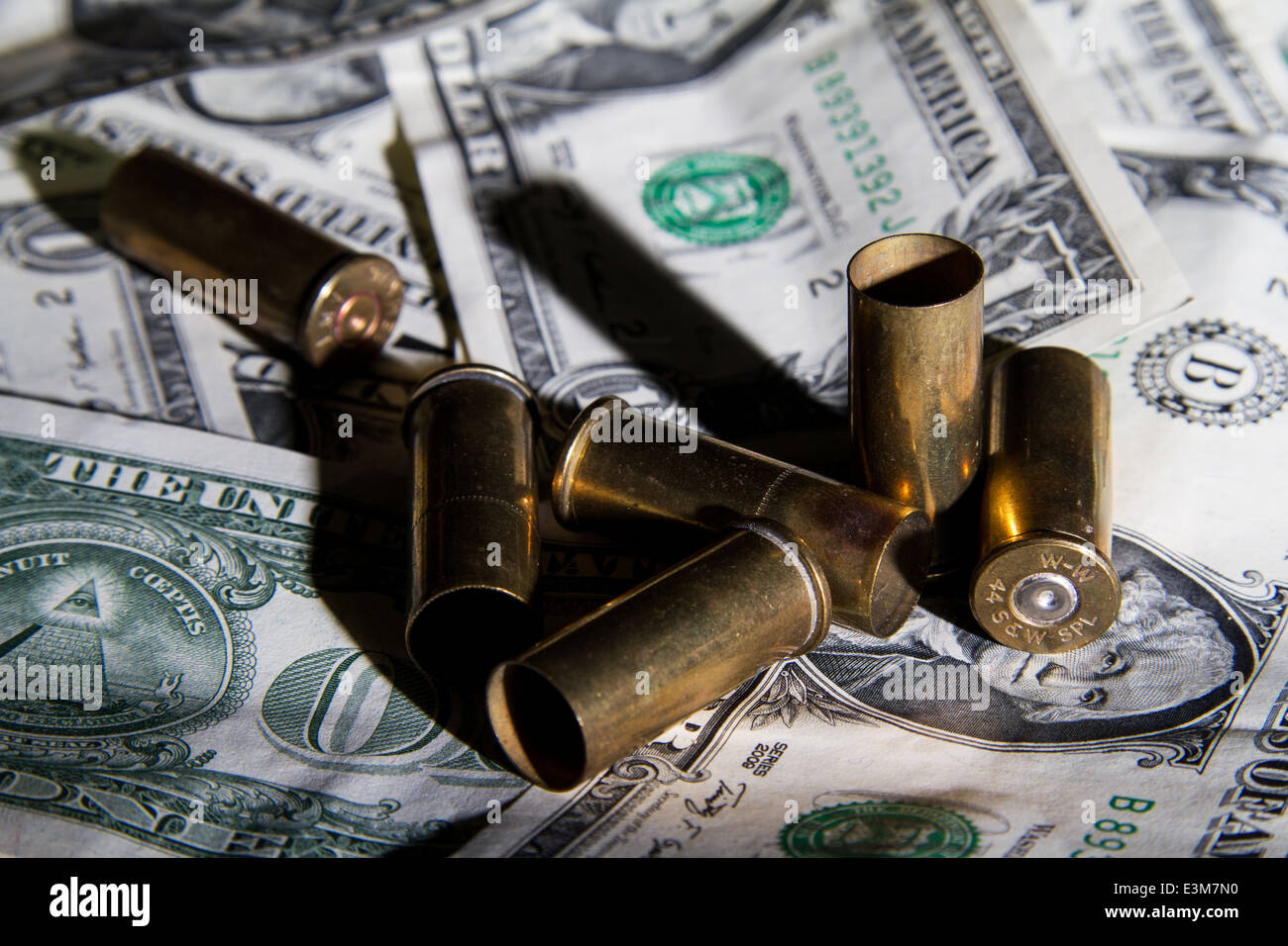 Involucri punto su una pila di American uno le fatture del dollaro Foto Stock