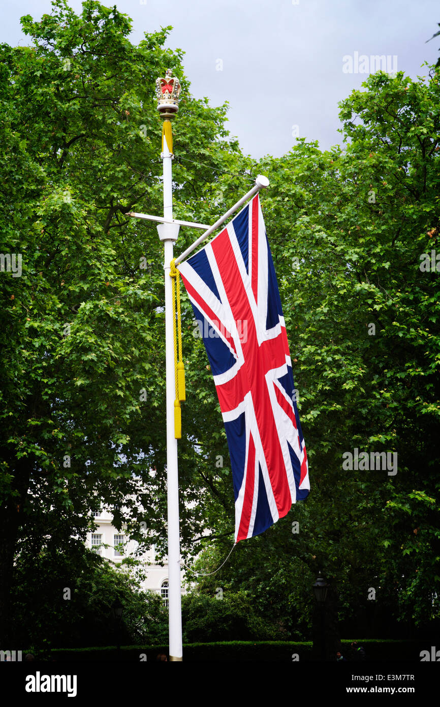 Union Jack, bandiera britannica, sulla bandiera pole con alberi in background, nel centro commerciale di Londra, Regno Unito Foto Stock