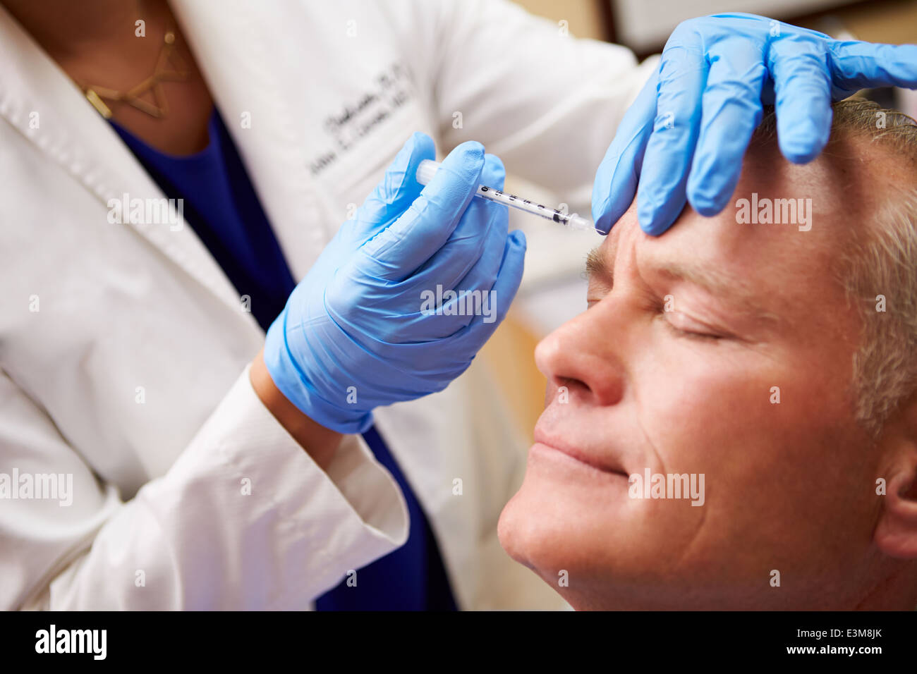 Man aventi trattamento Botox alla Clinica di Bellezza Foto Stock