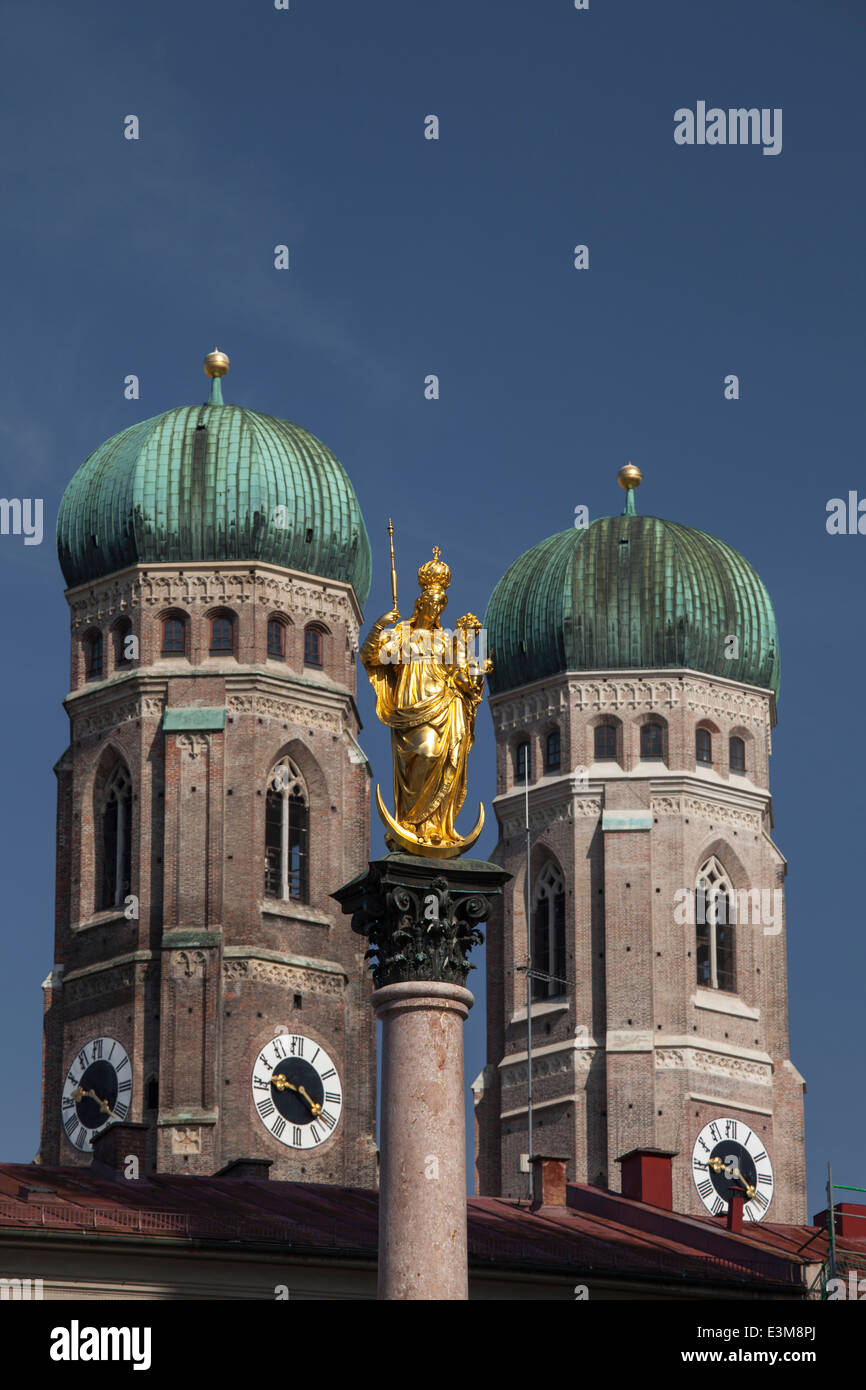 Colonna mariana nella parte anteriore della chiesa Frauenkirche di Monaco di Baviera, Baviera, Baviera, Germania, Europa Foto Stock