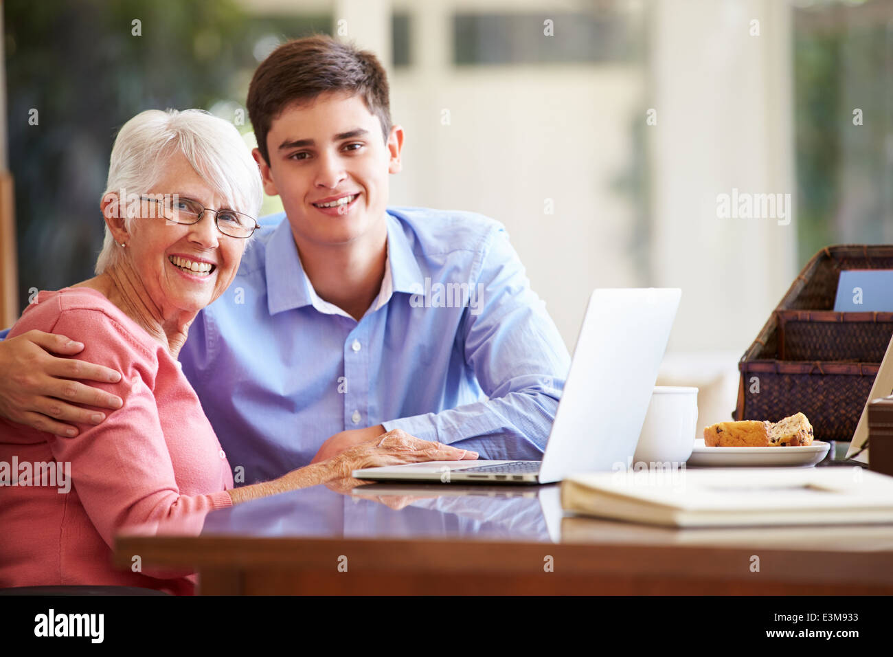 Nipote di adolescenti aiutando la nonna con il computer portatile Foto Stock