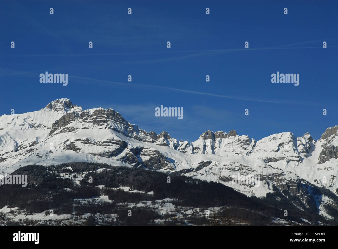 Paesaggio montuoso visto da una zona di riposo nelle Alpi francesi Foto Stock