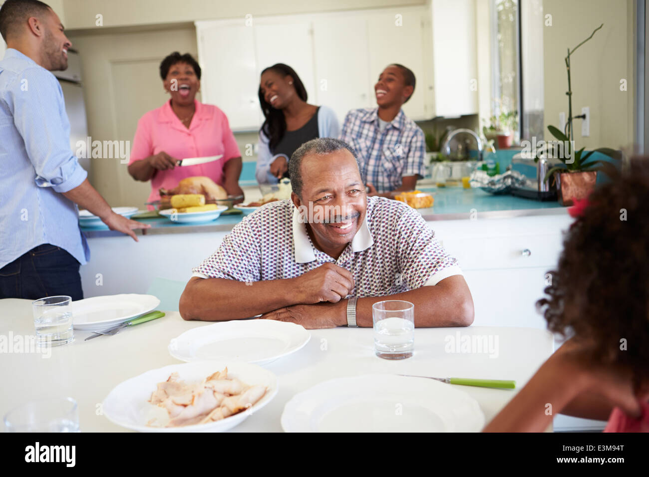 Famiglia Multi-Generation preparando per il pasto a casa Foto Stock