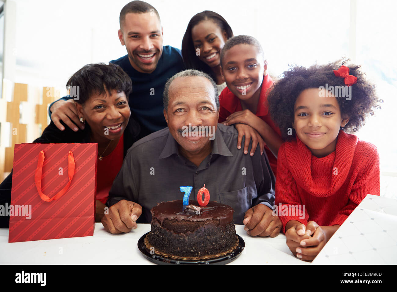 Famiglia celebra il settantesimo compleanno insieme Foto Stock
