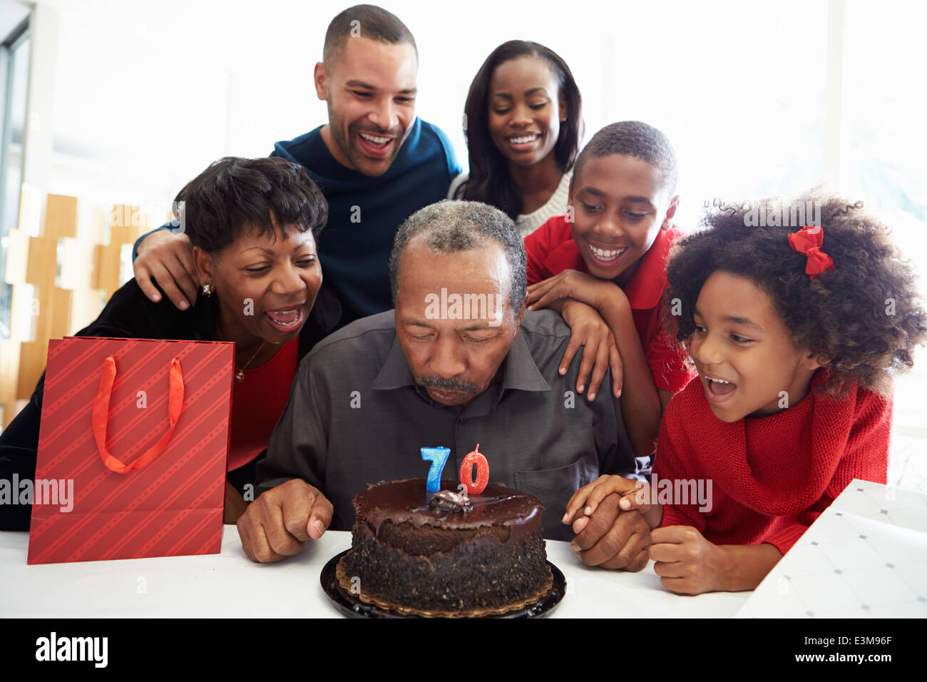 Famiglia celebra il settantesimo compleanno insieme Foto Stock