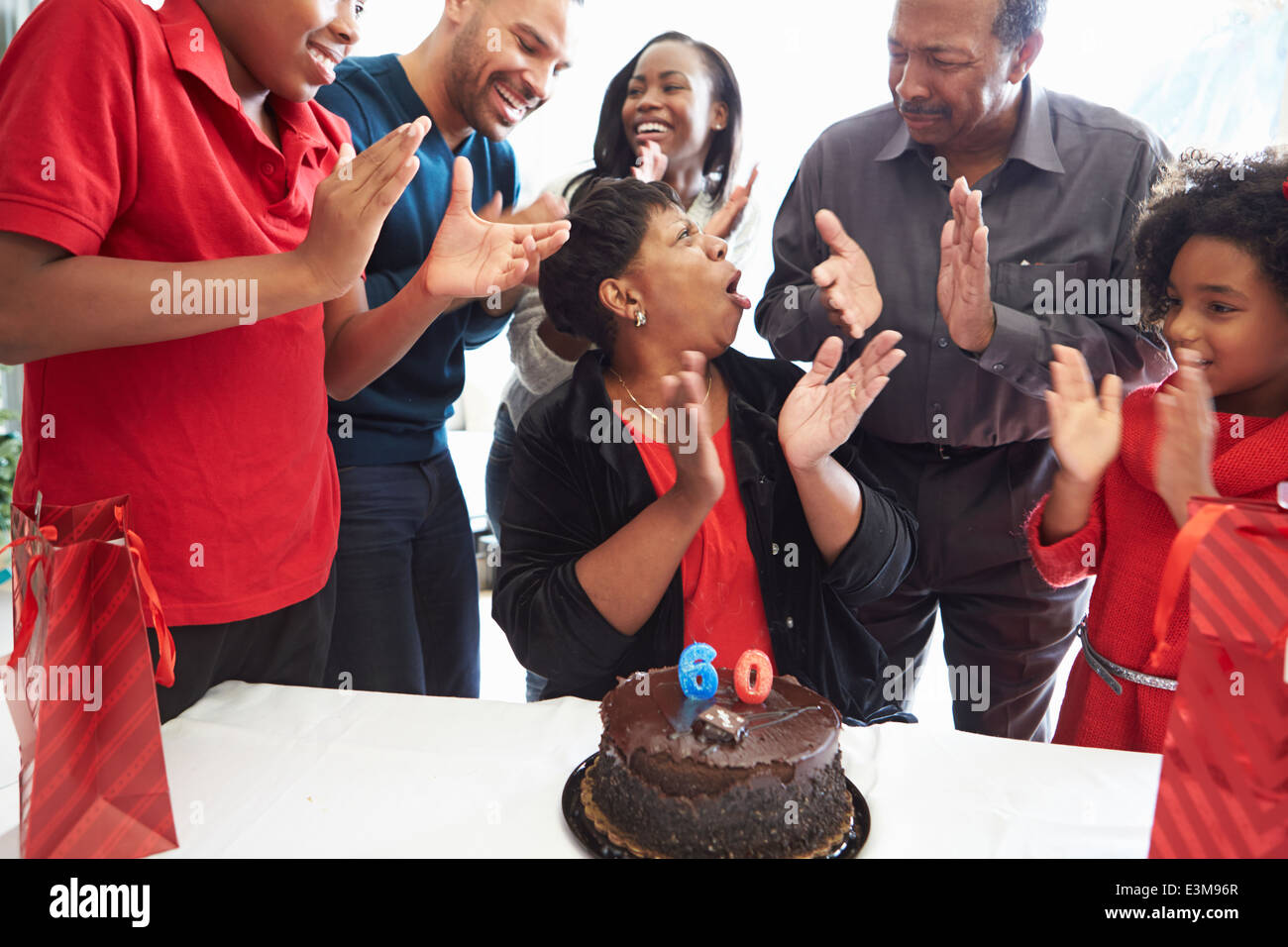 Famiglia festeggia il sessantesimo compleanno insieme Foto Stock