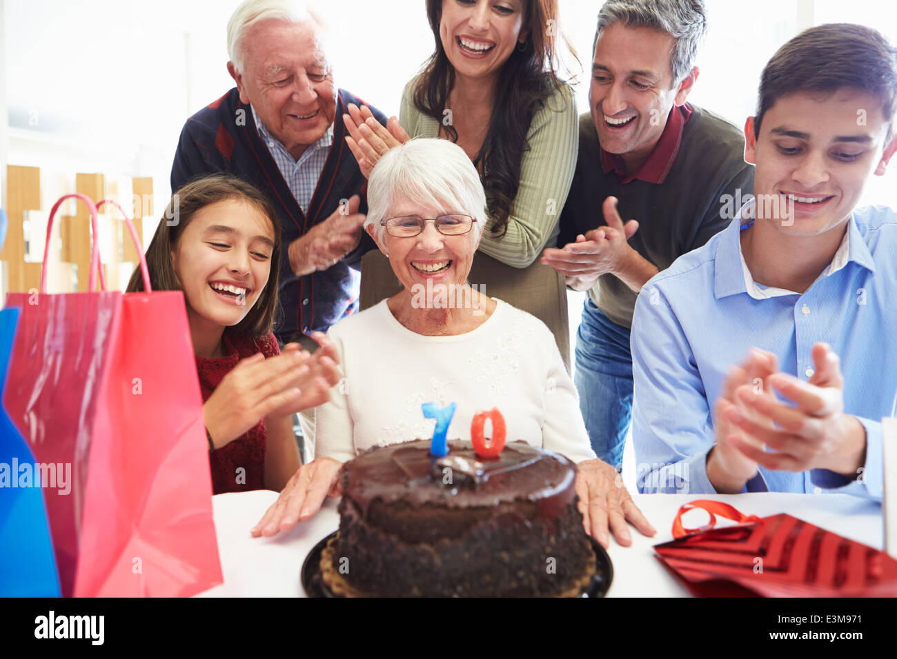 Famiglia celebra il settantesimo compleanno insieme Foto Stock