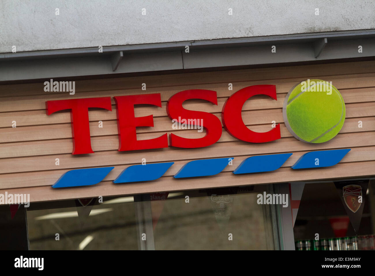 Il torneo di Wimbledon di Londra, Regno Unito. Il 25 giugno 2014. un ramo del supermercato Tesco a Wimbledon incantesimi il suo nome con un tennis bal Credito: amer ghazzal/Alamy Live News Foto Stock