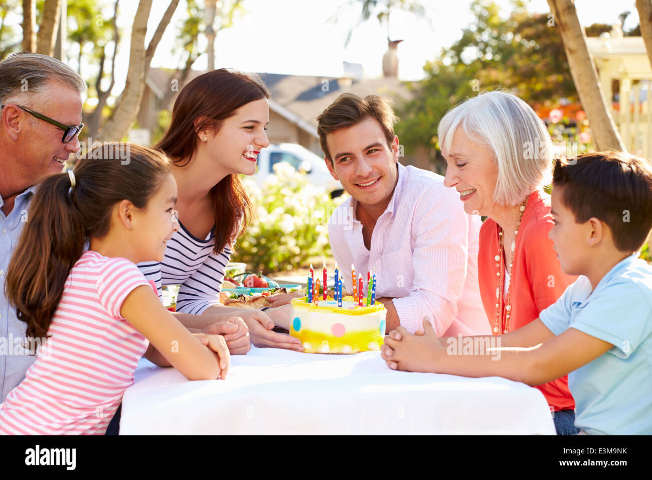 Famiglia Multi-Generation festeggia il compleanno in giardino Foto Stock