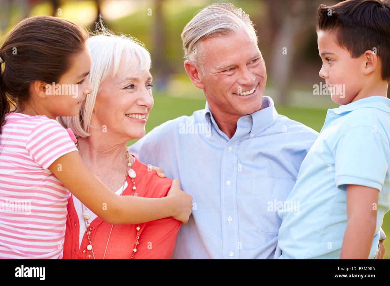 Outdoor Ritratto di nonni con i nipoti in posizione di parcheggio Foto Stock