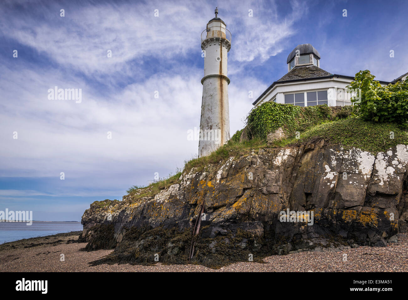 Luci ovest faro Tayport sul fiume Tay, ora una residenza privata. Foto Stock