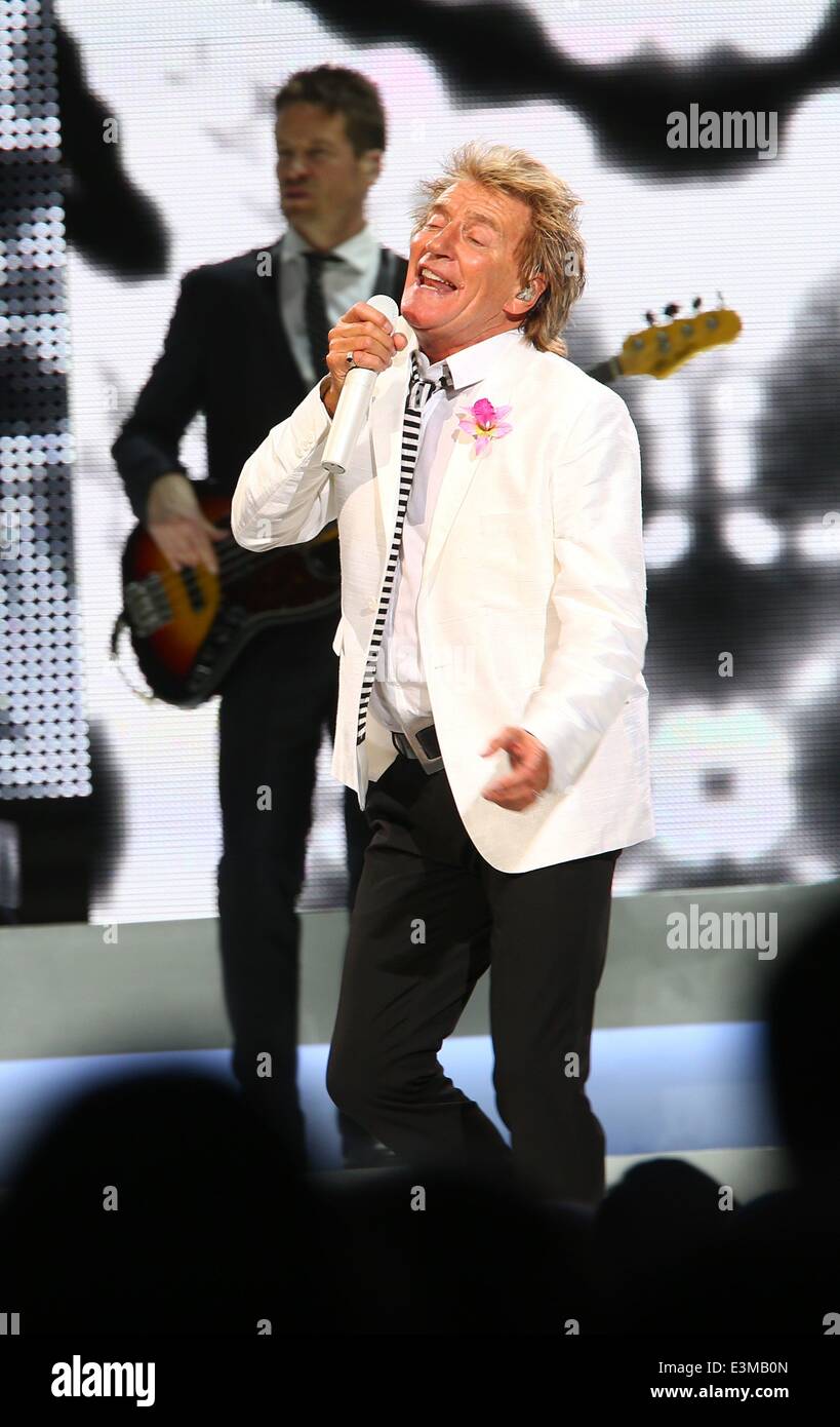 Berlino, Germania. Il 24 giugno 2014. Rod Stewart compie durante il suo "vivere la vita Tour 2014 all'Arena O2 World di Berlino, Germania. Il 24 giugno 2014. Credito: dpa picture alliance/Alamy Live News Foto Stock