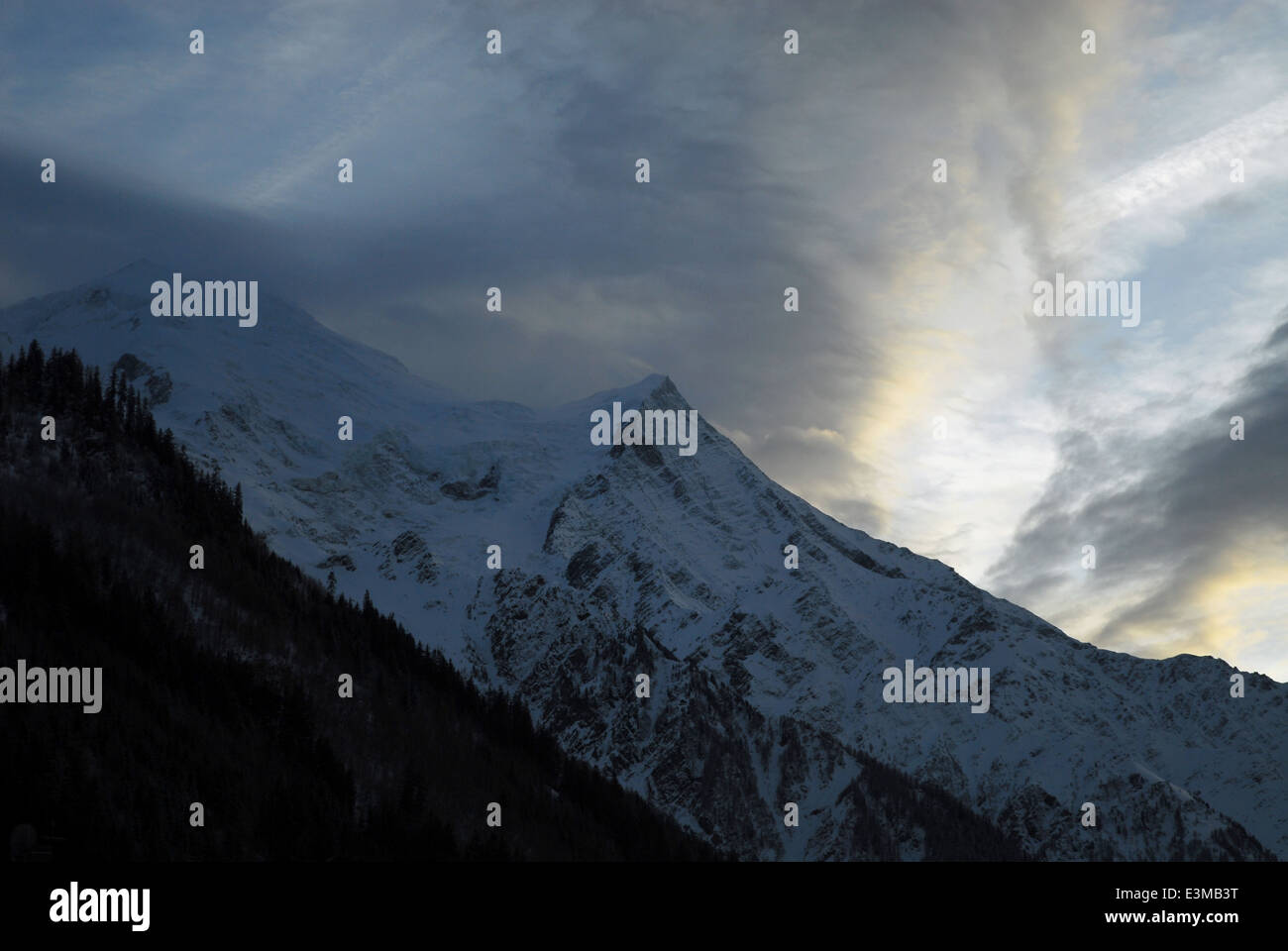 Vista di un picco di montagna a Chamonix nelle Alpi francesi Foto Stock