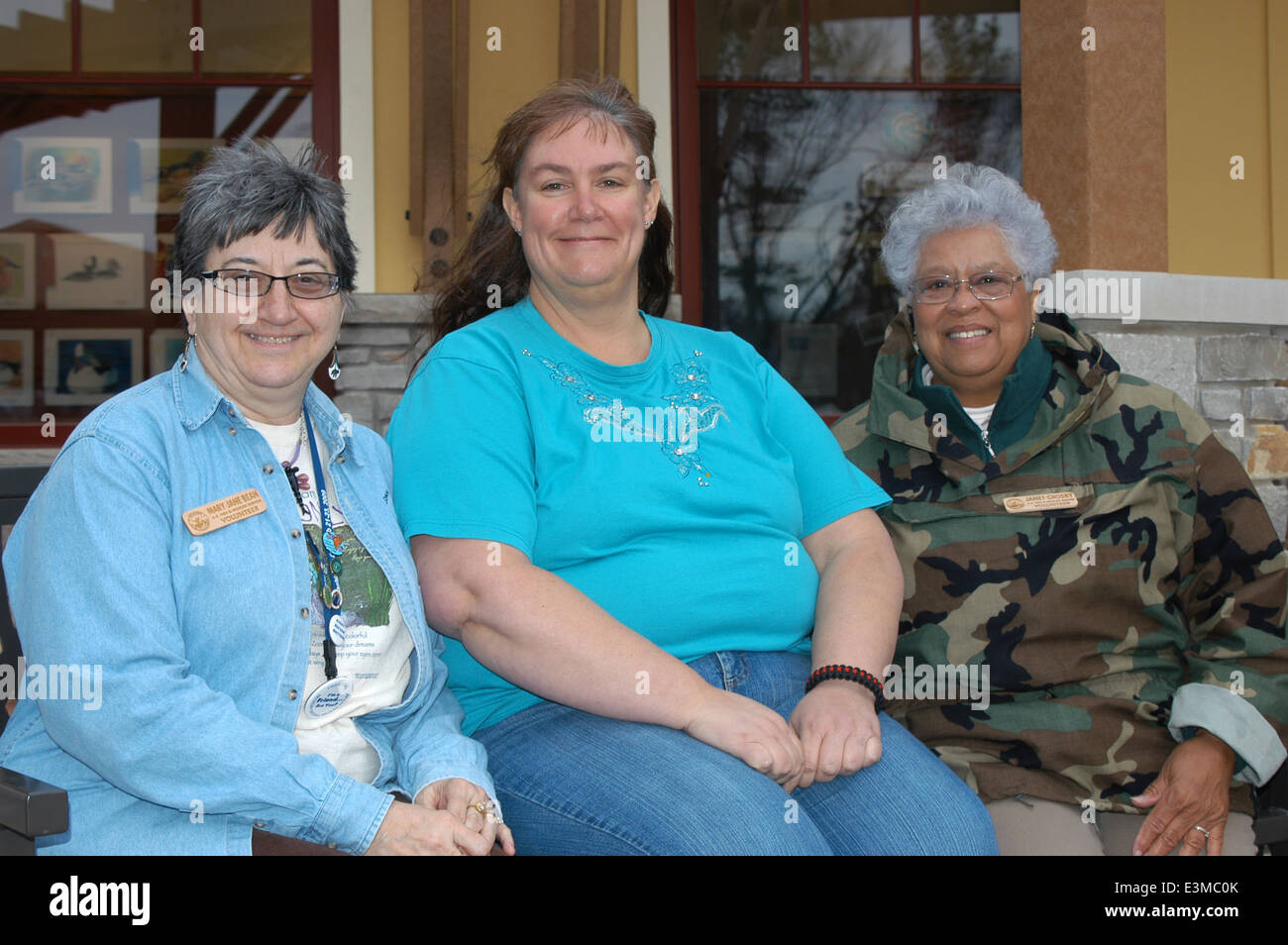 Questa fotografia cattura un momento al Midwest National Wildlife Refuge, dove i visitatori esplorano i legami storici e gli sforzi di conservazione, onorando al contempo la leadership passata e presente nella conservazione della fauna selvatica. Foto Stock