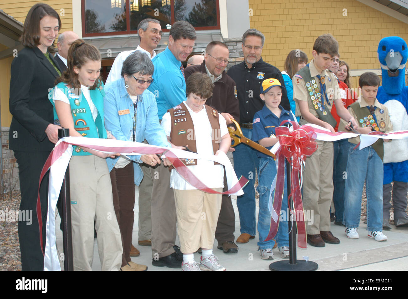 La cerimonia di taglio del nastro presso il Necedah National Wildlife Refuge nel Wisconsin segna un momento significativo per la conservazione della fauna selvatica nel Midwest. Questo evento mette in luce il ruolo del rifugio nel preservare gli habitat locali e sostenere la biodiversità attraverso la gestione delle risorse naturali e delle aree protette. Foto Stock