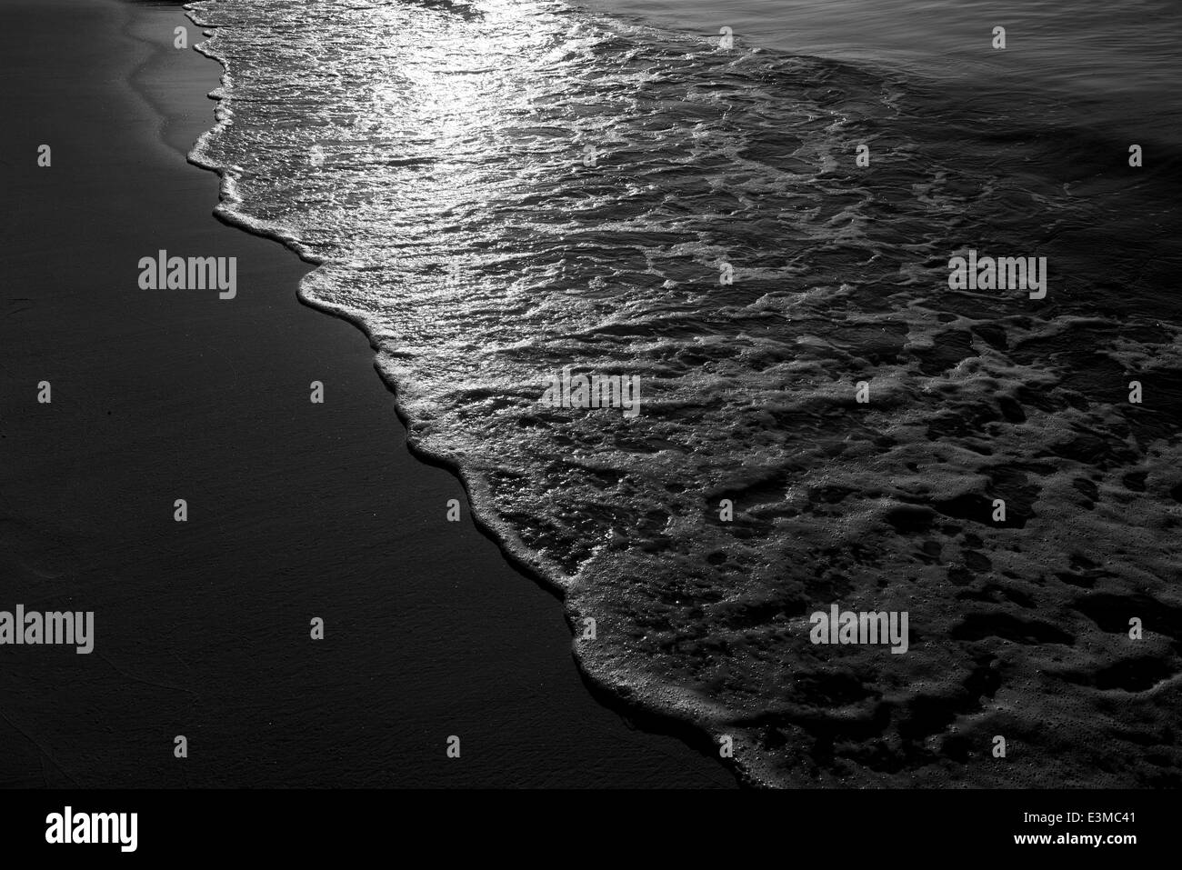 Onda morbida di mare sulla spiaggia di sabbia Foto Stock