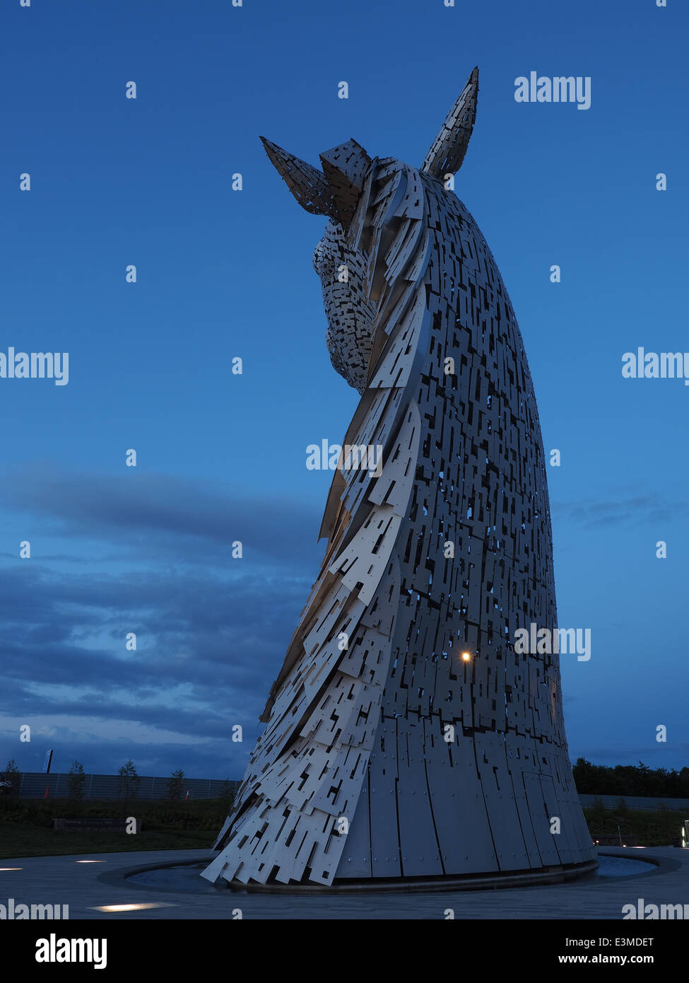 Uno dei magnifici Kelpies testa di cavallo sculture, progettato da Andy Scott. Parte del progetto Helix a Falkirk. Foto Stock