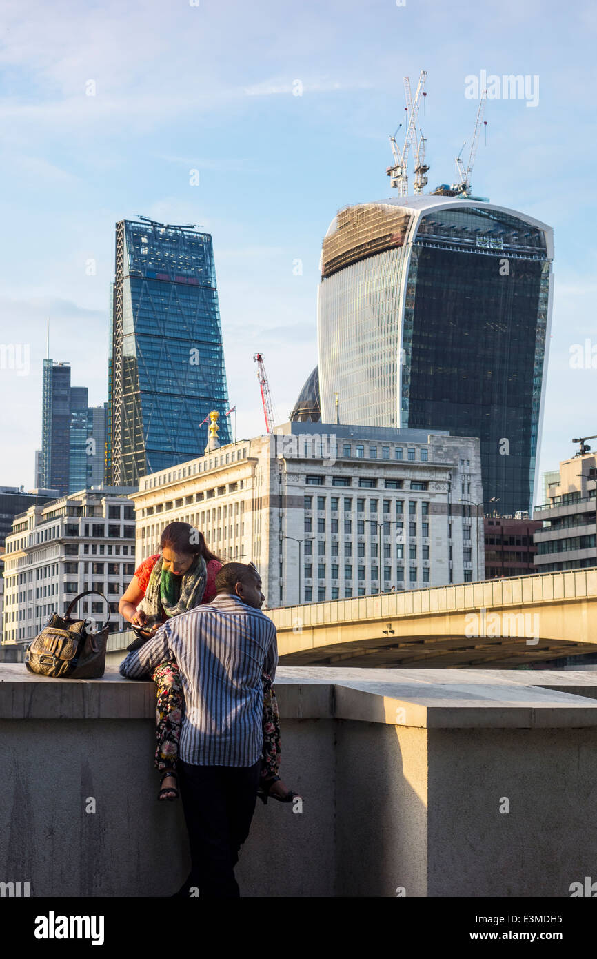 Coppia giovane South Bank Thames la City di Londra Foto Stock