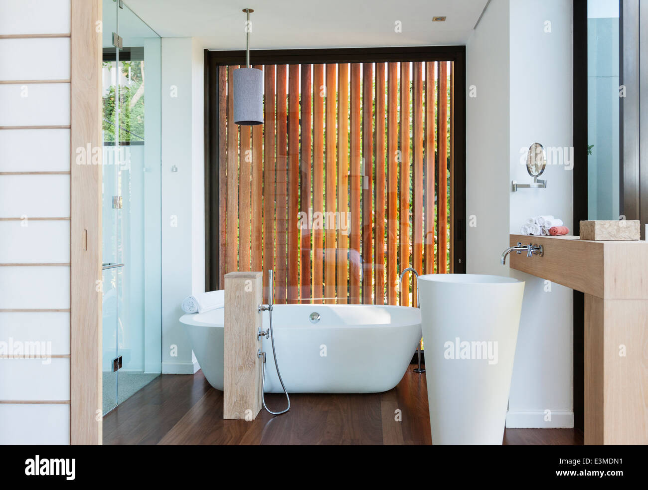 Bagno moderno con vasca da bagno Foto Stock