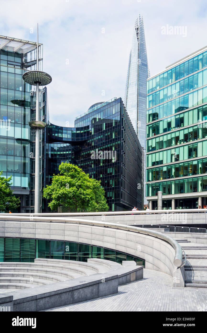 Architettura moderna a South Bank Southwark più di Londra con la Shard in background. Foto Stock Architettura moderna a South Bank Southwark più di Londra con la Shard in background. Foto Stock