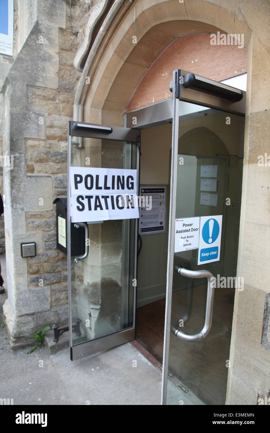 Le porte si aprono su inglese giorno di polling Foto Stock