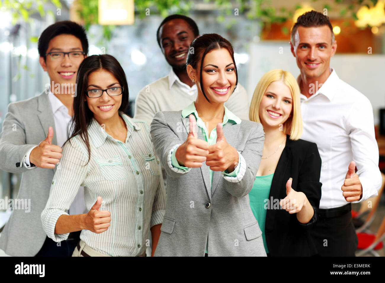 Happy business group dando pollice in alto Foto Stock