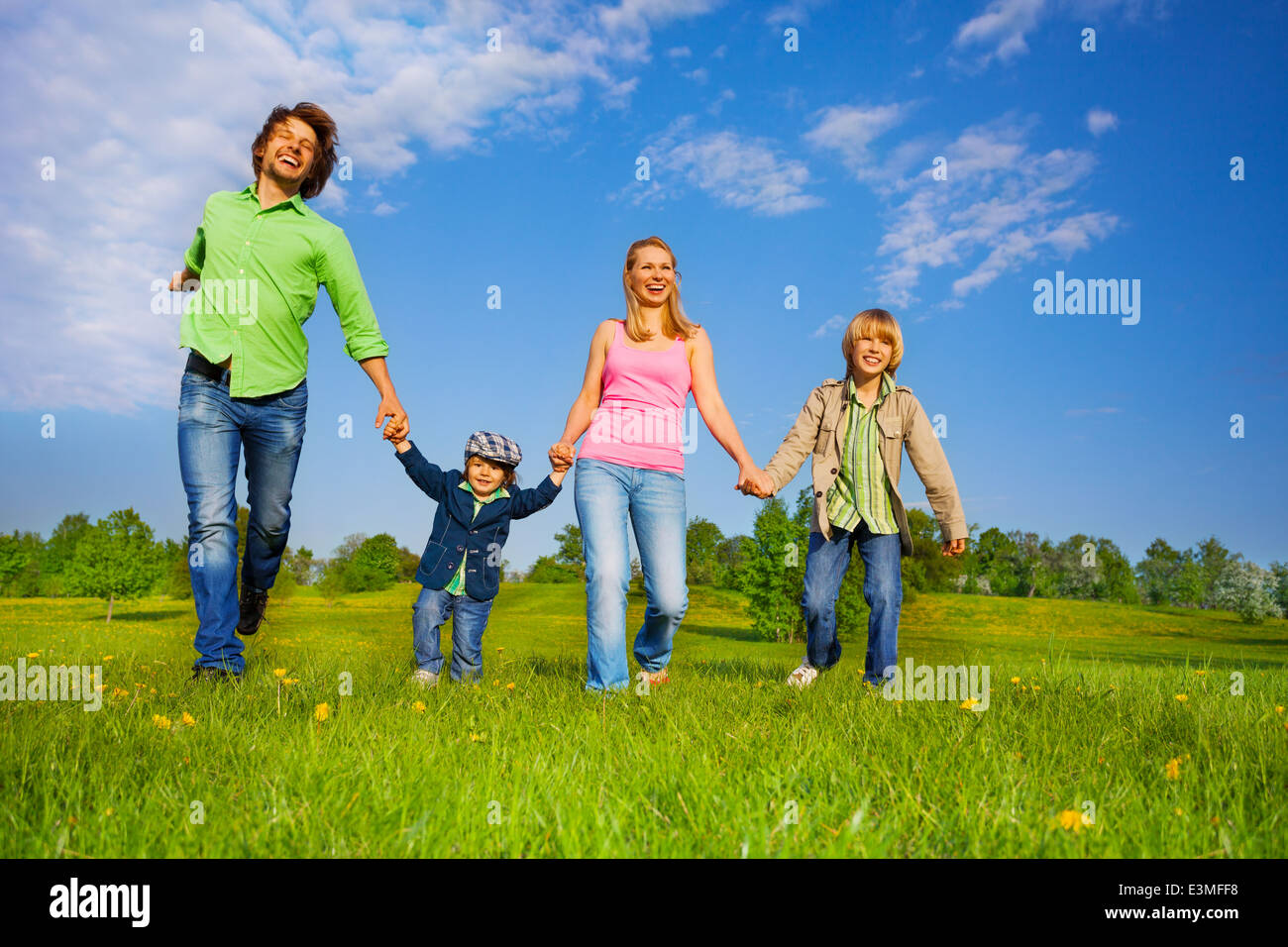 Allegro i genitori a piedi con i ragazzi nel parco Foto Stock