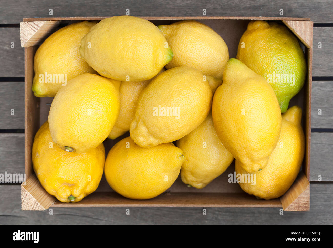 Scatola di legno di limoni freschi Foto Stock