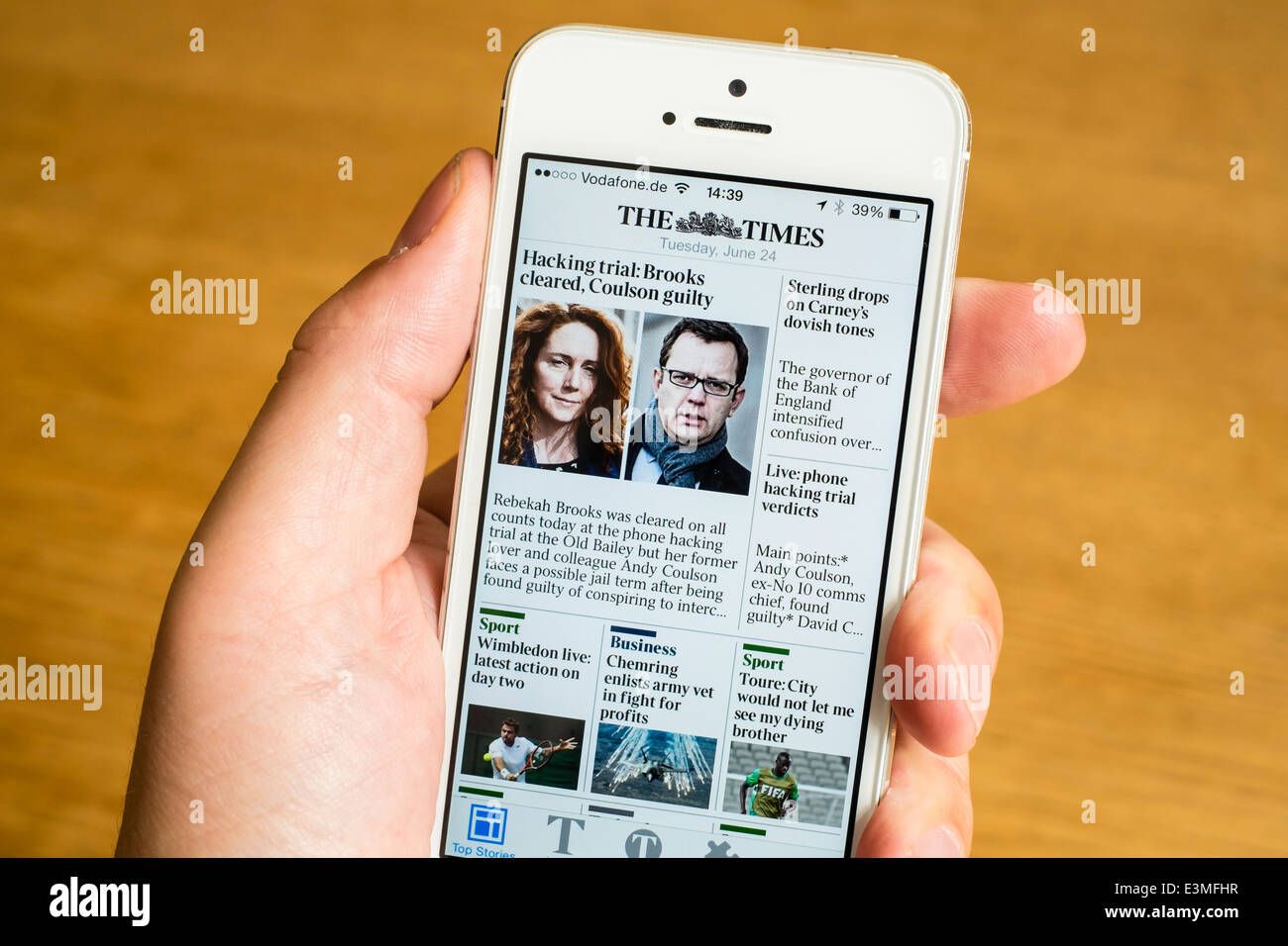I tempi quotidiano mobile app su iPhone smart phone mostra phone hacking verdetto prova Foto Stock I tempi quotidiano mobile app su iPhone smart phone mostra phone hacking verdetto prova Foto Stock