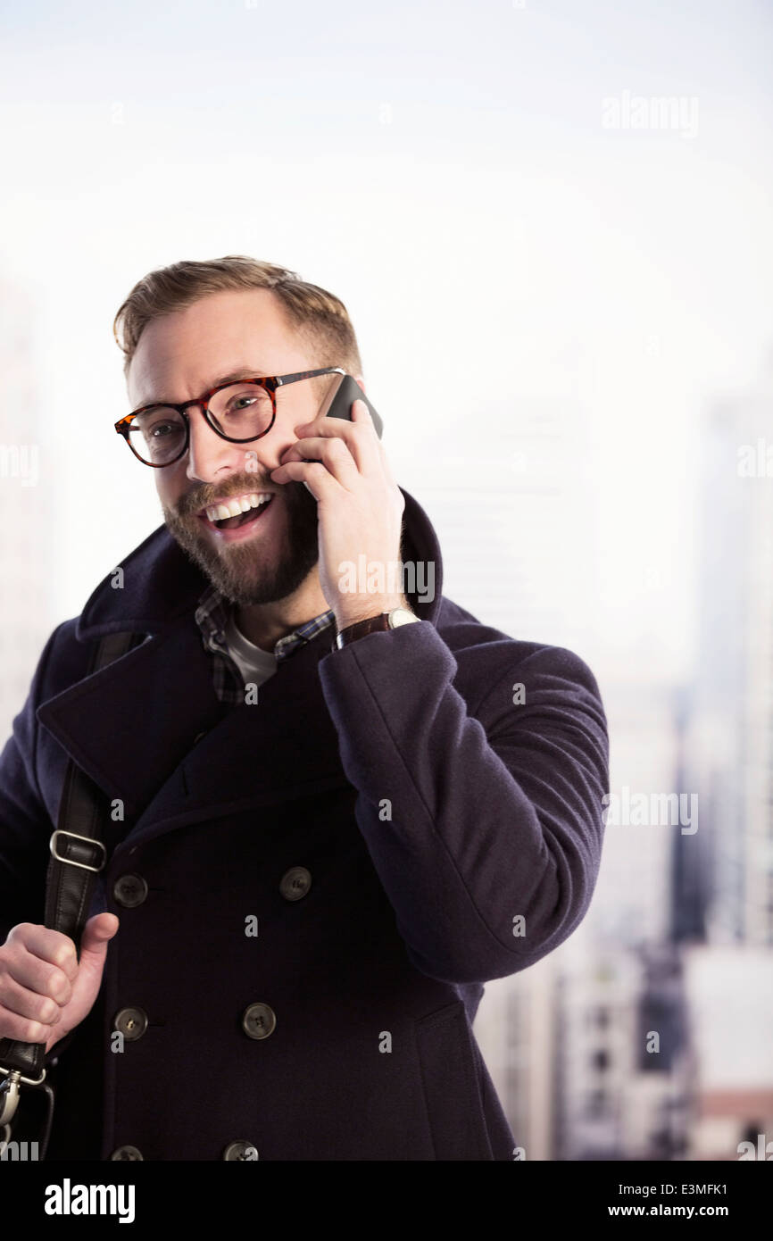 Happy businessman parlando al cellulare Foto Stock