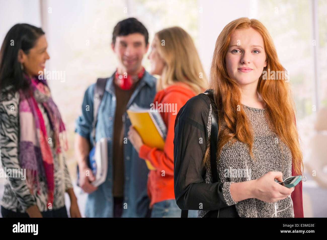 Ritratto di studente di college con un telefono cellulare Foto Stock