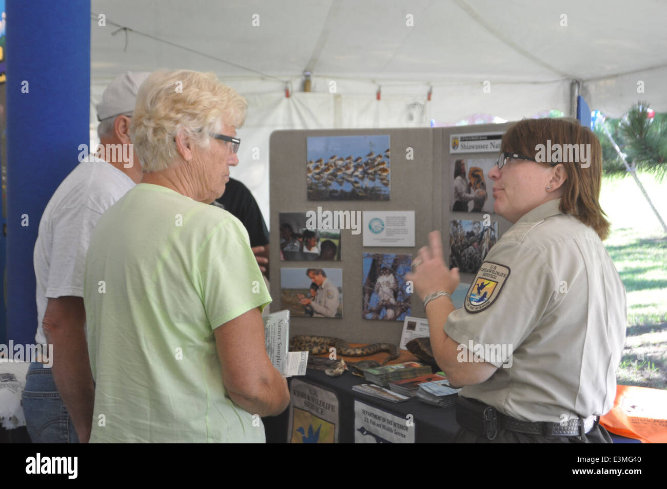 Altri uffici di servizio è venuto per condividere le informazioni con il pubblico. Foto di USFWS. Foto Stock