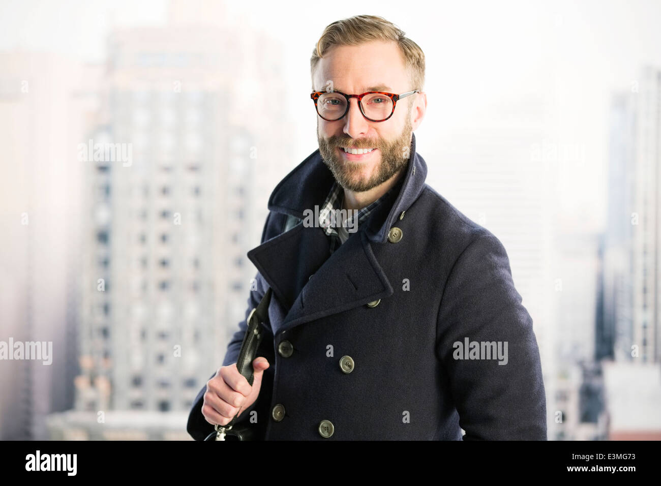 Ritratto di imprenditore sorridente nella finestra urbana Foto Stock