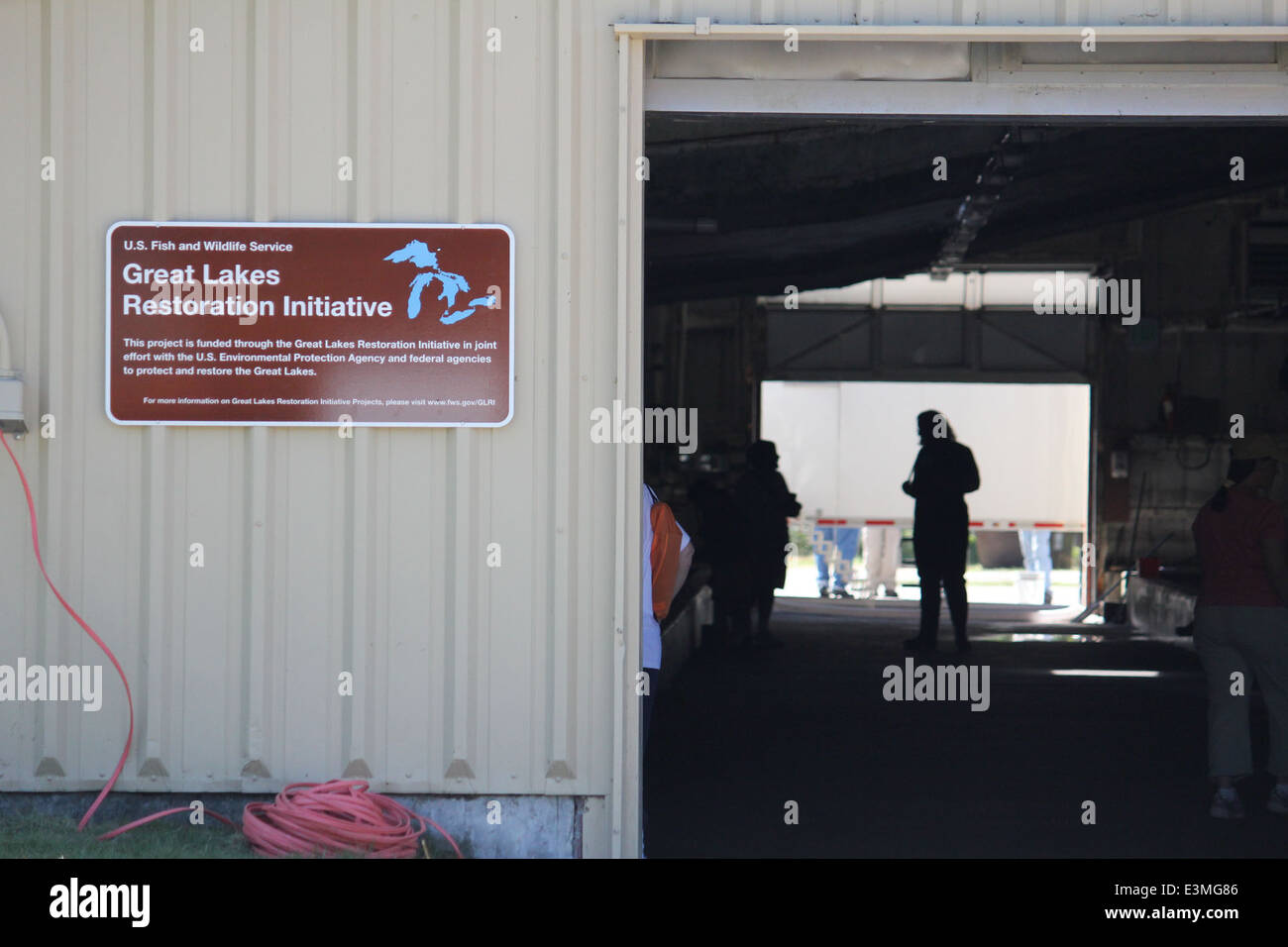 Un impianto di allevamento delle acque di coldwater sostiene la crescita della trota di lago, contribuendo a sostenere le popolazioni ittiche e a sostenere gli ecosistemi acquatici. Questa struttura fa parte di un più ampio sforzo di gestione della pesca per garantire la salute delle popolazioni e la biodiversità negli ambienti di acqua dolce. Foto Stock