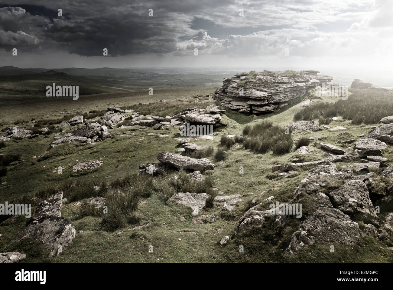 Drammatica brughiere selvagge rocce. Paesaggio selvaggio da Dartmoor, REGNO UNITO Foto Stock