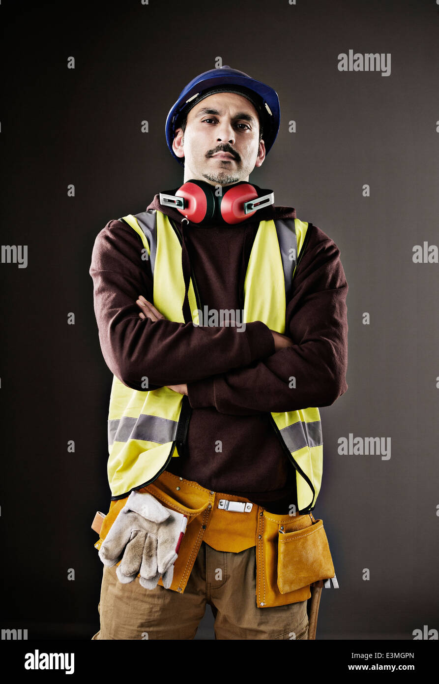 Ritratto di grave lavoratore in Abbigliamento riflettivo Foto Stock