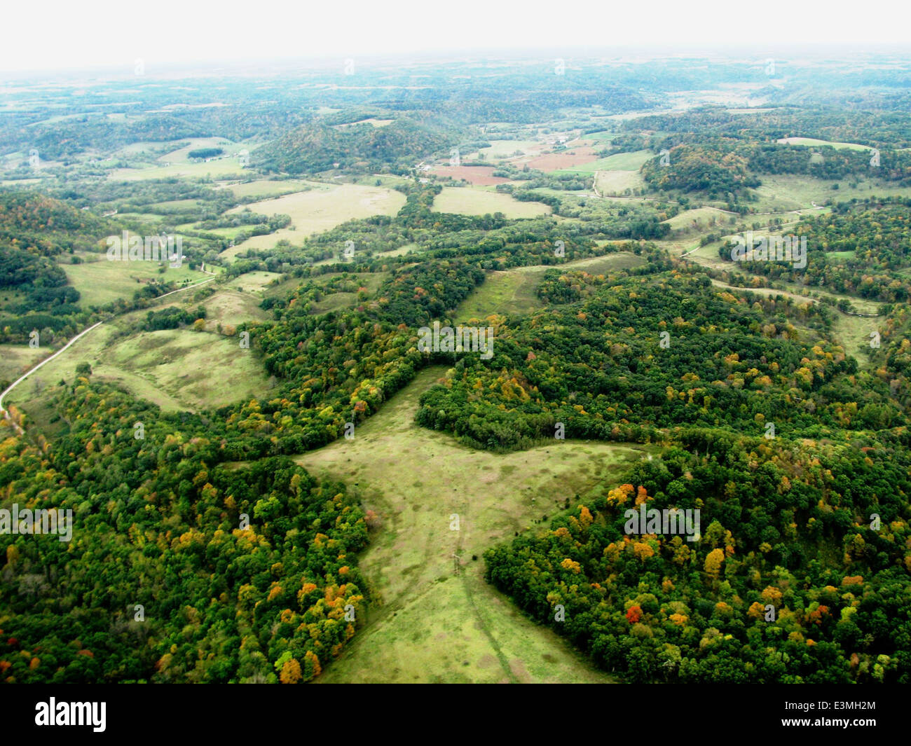 Viste aeree della Driftless area in Iowa, catturando il terreno e le caratteristiche ecologiche di Tunnelville Road e delle aree circostanti. Queste immagini supportano gli sforzi di conservazione e restauro della fauna selvatica nella regione. Foto Stock