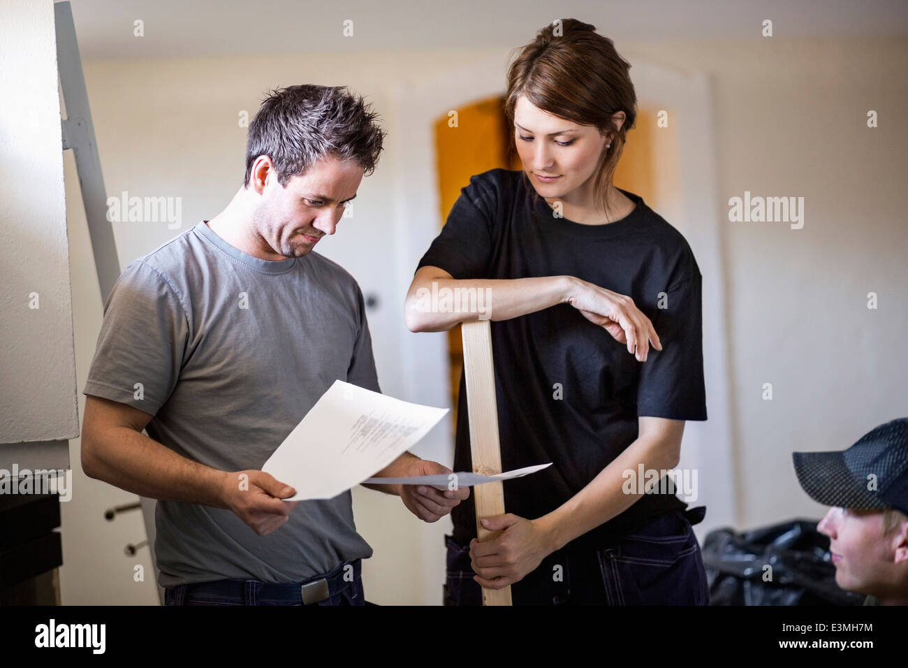 Carpentieri esaminando i documenti presso il sito Foto Stock