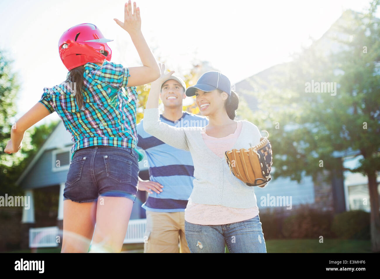 La famiglia a giocare a baseball Foto Stock