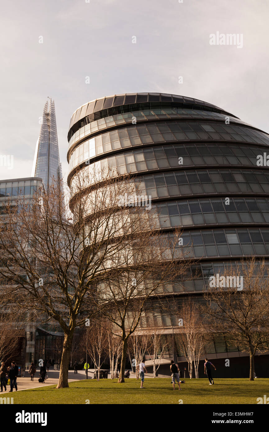 Colpo verticale di City Hall di Londra, alloggiamento'ufficio del Sindaco e Greater London Authority, con alberi in primo piano Foto Stock