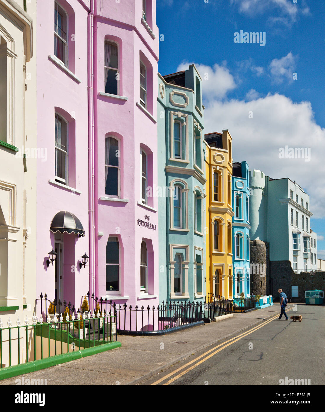Il pastello colorato seaside edifici di Tenby. Foto Stock