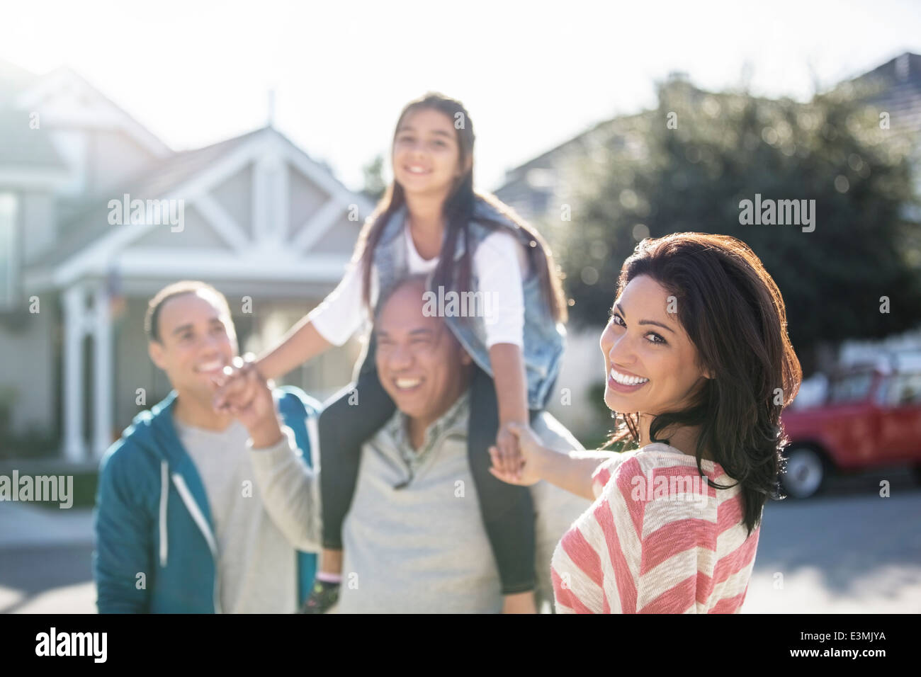 Ritratto di felice multi-generazione famiglia all'aperto Foto Stock