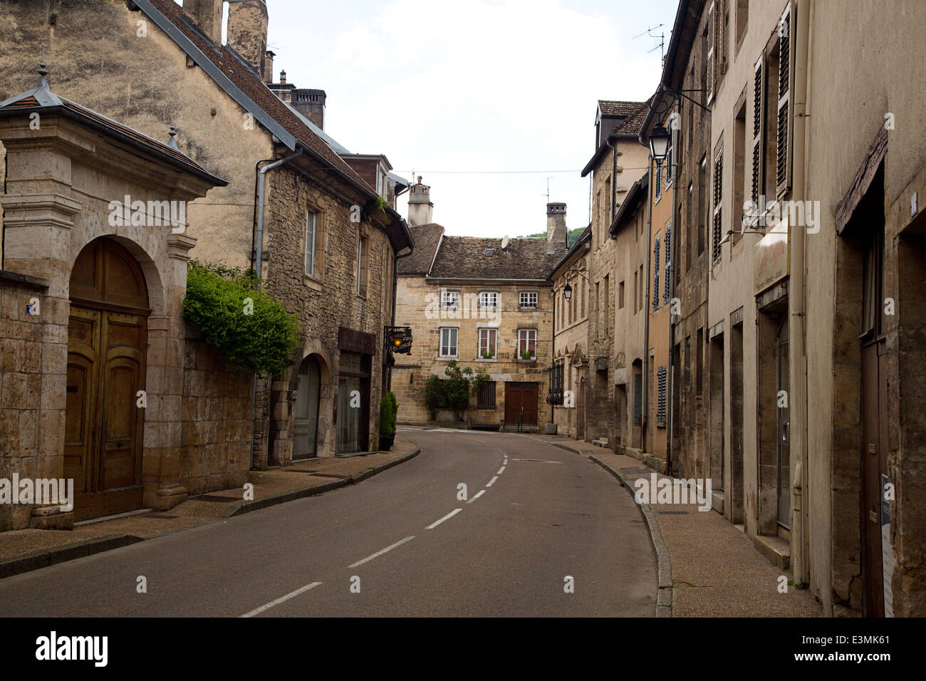 Street in de la vecchia parte della città di Ornans, Franche-Comté, Doubs, Francia Foto Stock