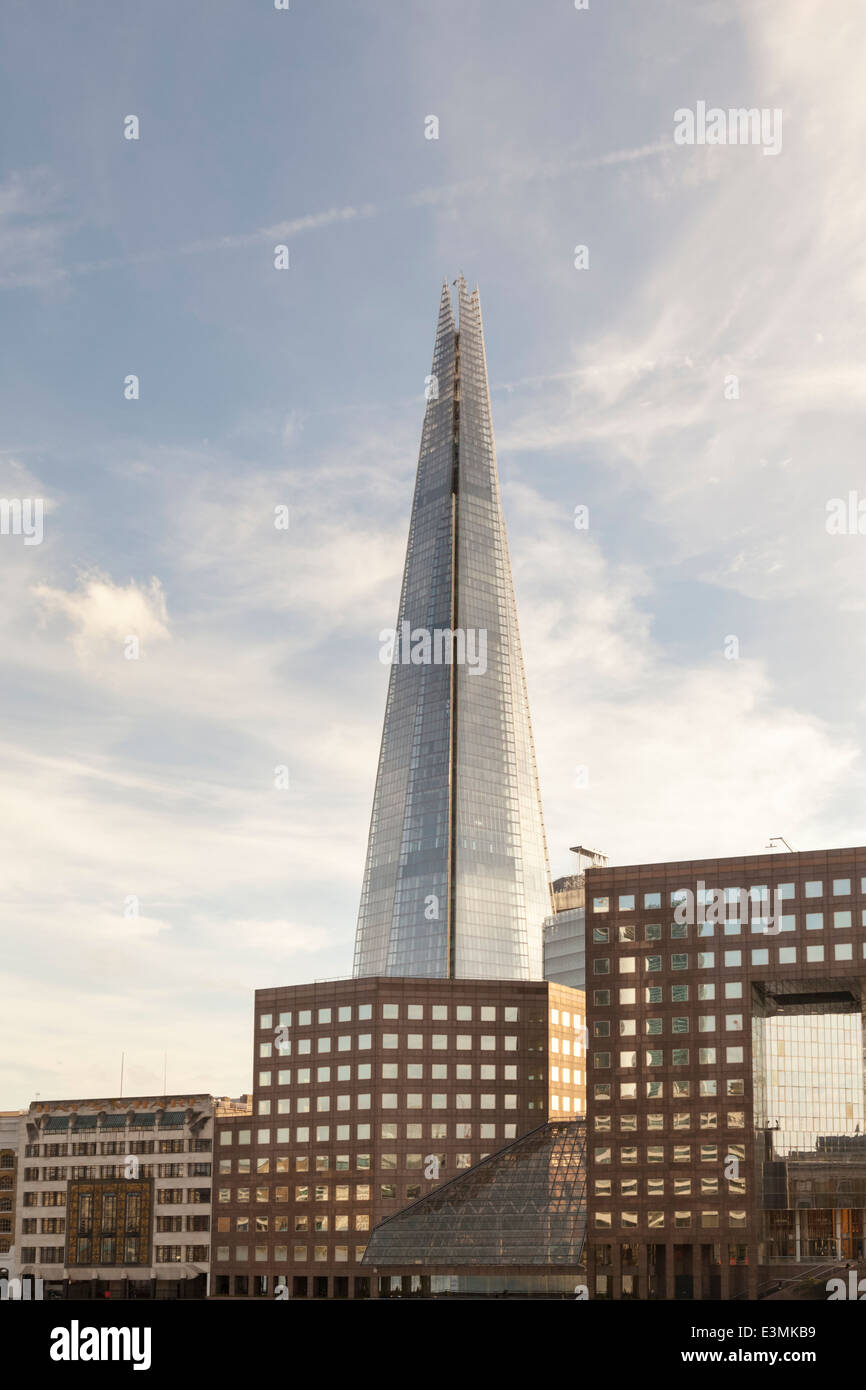 Colpo verticale del coccio di Londra, il più alto edificio nel Regno Unito (e l'UE), dal fiume Foto Stock