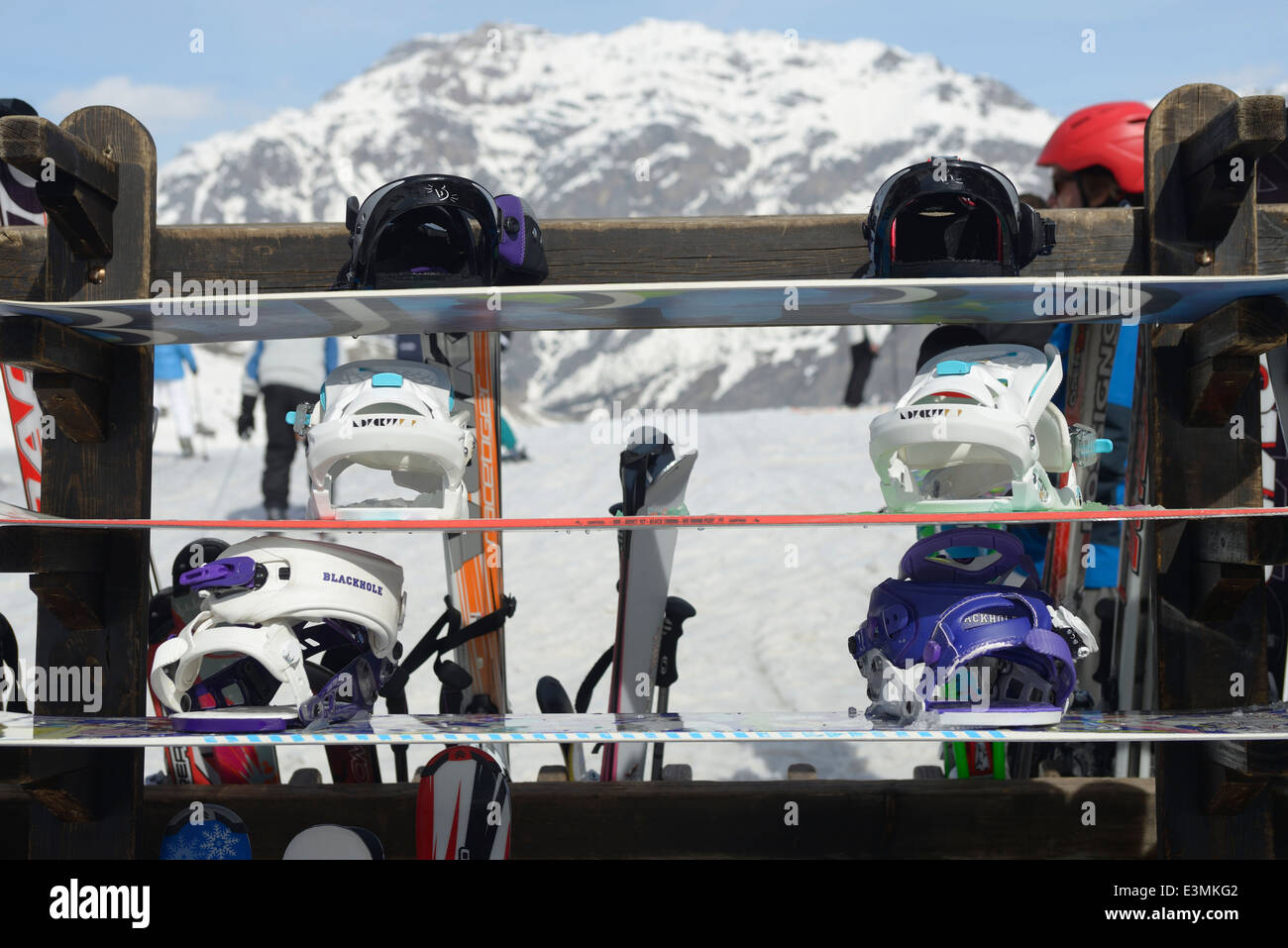 Snowboard, caschi, sci lasciati da persone prendendo una pausa dalla neve sulle montagne in Italia Foto Stock