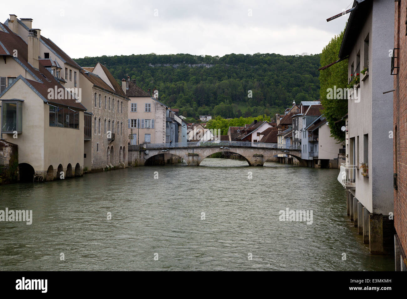 Fiume francese La Loue con città di Ornans, Franche-Comté, Doubs, Francia Foto Stock